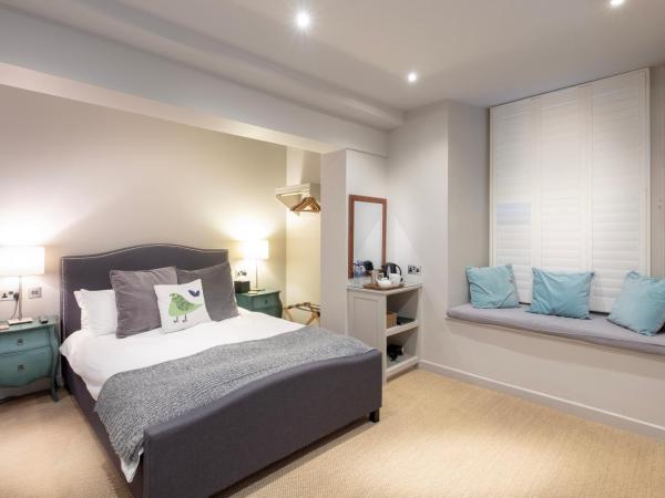 Edgar Townhouse : photo 3 de la chambre hébergement triple avec salle d'eau privative