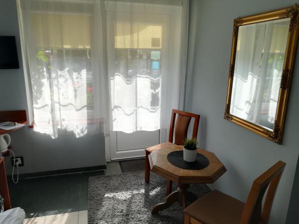 Plac Rybaków Inn : photo 2 de la chambre chambre lits jumeaux avec entrée au jardin