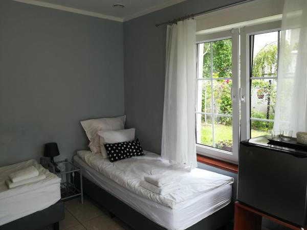 Plac Rybaków Inn : photo 1 de la chambre chambre lits jumeaux avec entrée au jardin