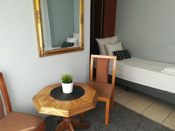 Plac Rybaków Inn : photo 5 de la chambre chambre lits jumeaux avec entrée au jardin