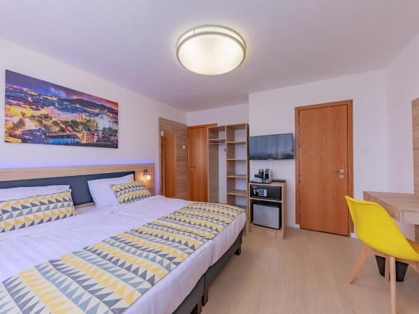 Christina Residence : photo 7 de la chambre chambre deluxe double ou lits jumeaux