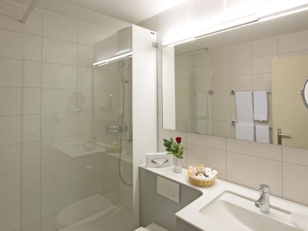 Central Sporthotel Davos : photo 5 de la chambre hébergement supérieur ouest avec balcon