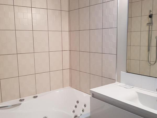 Delago Motel/Apartments : photo 3 de la chambre studio de luxe avec baignoire spa