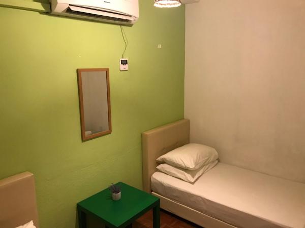 Check In Lodge : photo 5 de la chambre chambre lits jumeaux avec salle de bains commune