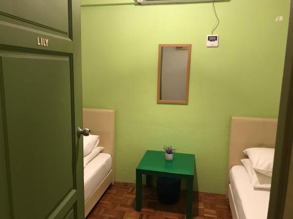 Check In Lodge : photo 6 de la chambre chambre lits jumeaux avec salle de bains commune