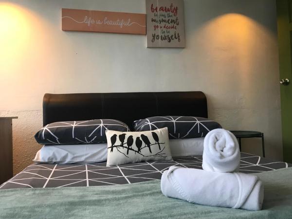 Check In Lodge : photo 6 de la chambre chambre lit queen-size avec salle de bains et fenêtre