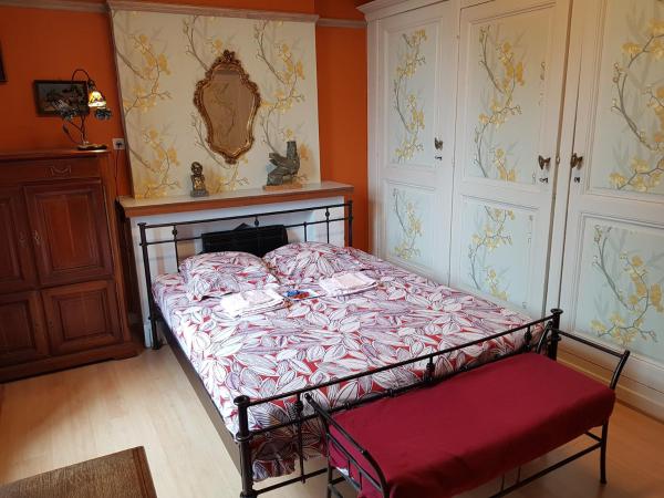 Château Moulinsart Hotel-Resto-Long Term Parking, shuttle airport, snooker, large terrasse : photo 7 de la chambre chambre lit king-size - vue sur jardin