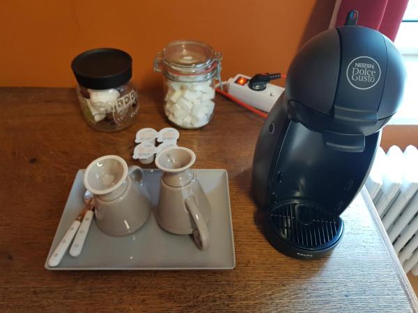 Château Moulinsart Hotel-Resto-Long Term Parking, shuttle airport, snooker, large terrasse : photo 9 de la chambre chambre lit king-size - vue sur jardin