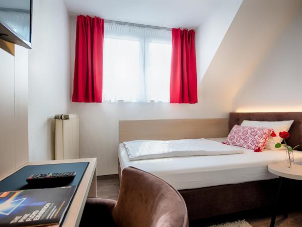 Home Hotel : photo 8 de la chambre grande chambre simple