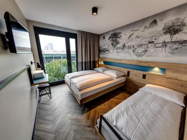 Schulz Hotel Berlin Wall at the East Side Gallery : photo 2 de la chambre chambre triple standard