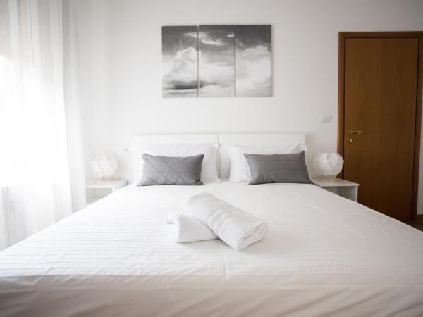 Le Camere di Porta San Felice - Self Check in : photo 9 de la chambre grande chambre double ou lits jumeaux avec salle de bains privative