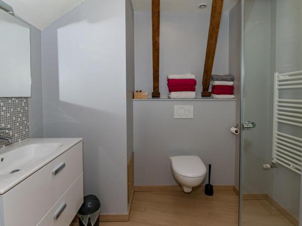 Chambre d'Hôtes Les Clés des Places : photo 9 de la chambre chambre familiale avec salle de bains privative