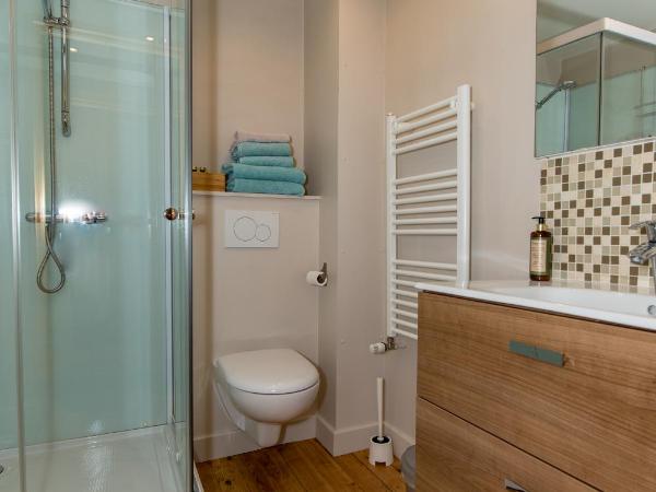 Chambre d'Hôtes Les Clés des Places : photo 6 de la chambre chambre double ou lits jumeaux avec salle de bains privative