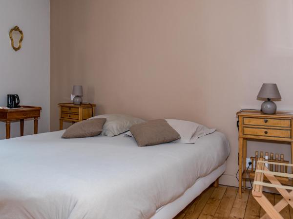 Chambre d'Hôtes Les Clés des Places : photo 3 de la chambre chambre double ou lits jumeaux avec salle de bains privative