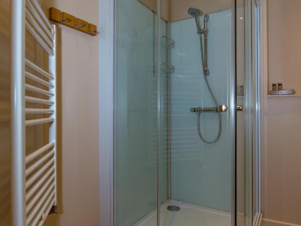 Chambre d'Hôtes Les Clés des Places : photo 9 de la chambre chambre double ou lits jumeaux avec salle de bains privative