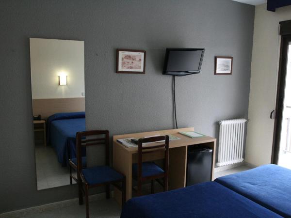 Hotel Bilbaino : photo 8 de la chambre chambre double ou lits jumeaux - vue partielle sur mer