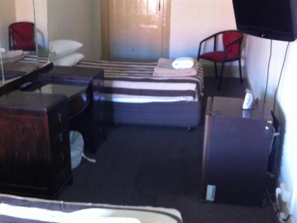 Hotel Metropolitan : photo 1 de la chambre chambre lits jumeaux avec salle de bains commune