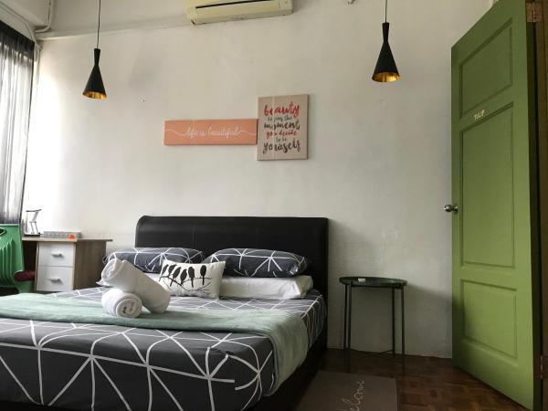 Check In Lodge : photo 4 de la chambre chambre lit queen-size avec salle de bains et fenêtre