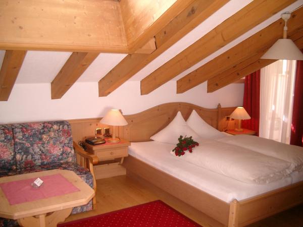 Hotel Camona & Apart Walserhof : photo 2 de la chambre chambre lit king-size avec balcon