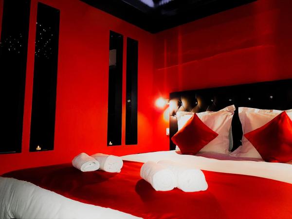 Suite Romantique : photo 10 de la chambre suite lit queen-size pomme d'amour avec baignoire spa