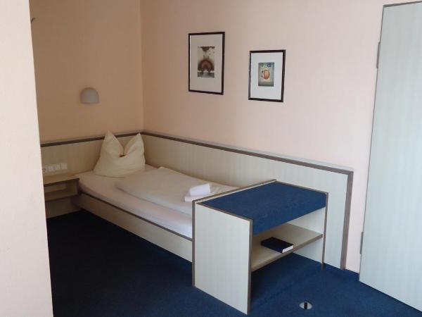 Hotel und Rasthof AVUS : photo 4 de la chambre chambre triple