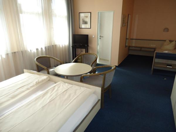 Hotel und Rasthof AVUS : photo 2 de la chambre chambre triple
