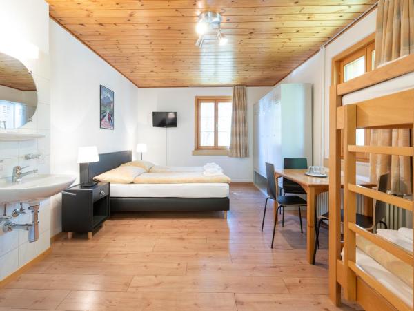 Hostel by Randolins : photo 2 de la chambre lit superposé dans dortoir mixte avec salle de bains commune (réservé aux adultes)