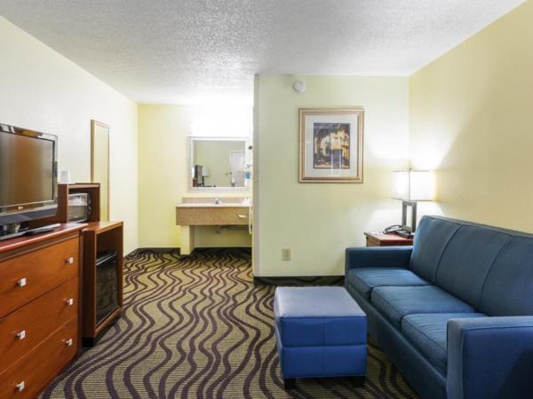 Baymont by Wyndham Savannah Midtown : photo 2 de la chambre suite 1 chambre avec lit king-size et canapé-lit