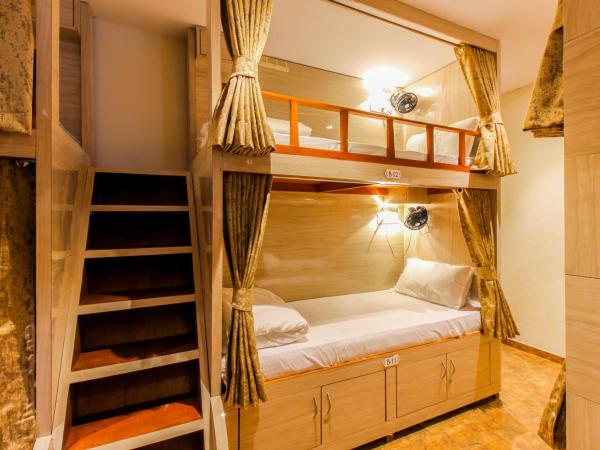 Hygeinic Airport Dormitory Near by BOM : photo 5 de la chambre lits superposés dans dortoir masculin 