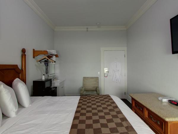 Warfield Hotel : photo 7 de la chambre chambre lit queen-size avec salle de bains commune