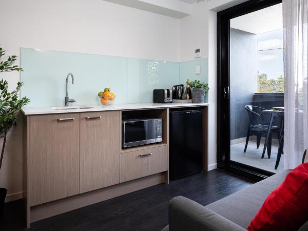 Ascot Budget Inn & Residences : photo 4 de la chambre studio lit queen-size deluxe avec kitchenette et balcon