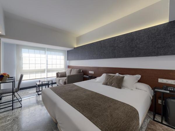 Hotel Avenida : photo 1 de la chambre chambre double supérieure - vue sur ville