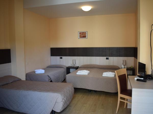 Hotel Bamby : photo 2 de la chambre chambre quadruple