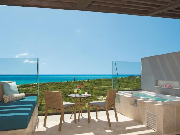 Dreams Playa Mujeres Golf & Spa Resort - All Inclusive : photo 2 de la chambre suite junior triple avec 1 lit king-size - vue sur océan