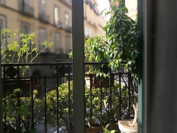 Bed morelli 49 , chiaia : photo 1 de la chambre chambre triple avec salle de bains privative séparée