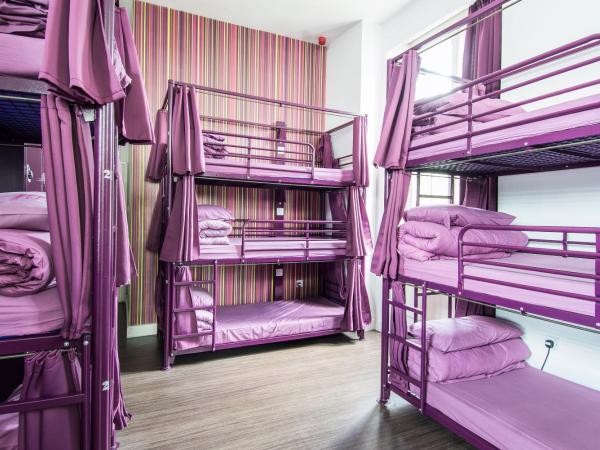 Safestay London Kensington Holland Park : photo 6 de la chambre bed in 21-bed mixed dormitory room shared bathroom