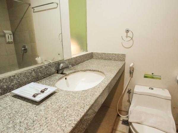 LeGreen Suite Tondano : photo 9 de la chambre chambre double supérieure