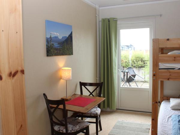 STF Östersund Ledkrysset : photo 3 de la chambre chambre lits jumeaux avec salle de bains commune
