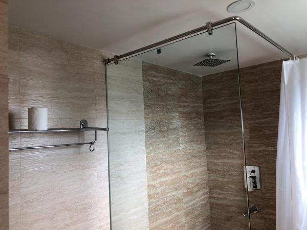 Hotel Guru : photo 10 de la chambre chambre familiale avec balcon