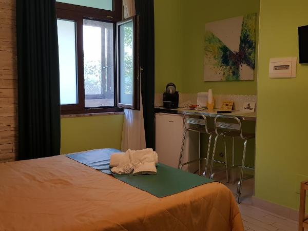 B&B Borgo Santa Margherita : photo 10 de la chambre chambre lit king-size avec douche accessible en fauteuil roulant - adaptée aux personnes à mobilité réduite