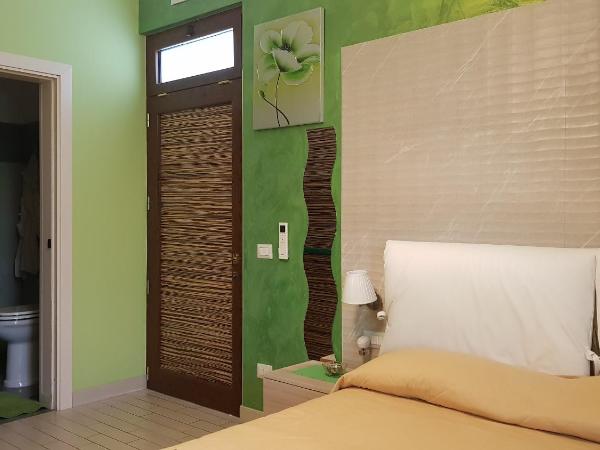 B&B Borgo Santa Margherita : photo 9 de la chambre chambre lit king-size avec douche accessible en fauteuil roulant - adaptée aux personnes à mobilité réduite