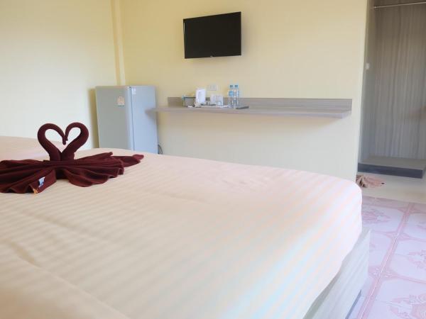 Chokdee Resort : photo 9 de la chambre chambre triple - vue sur jardin