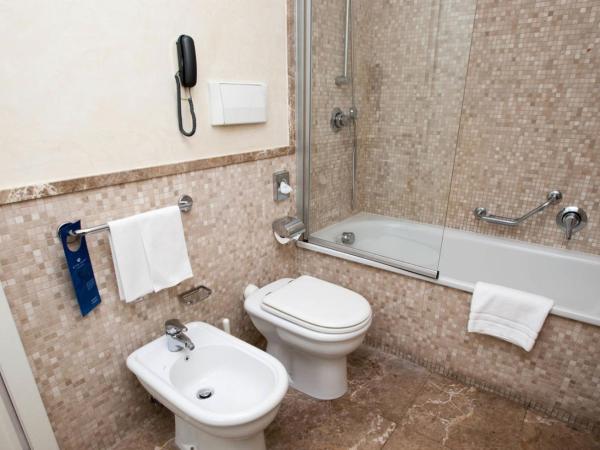 Hotel Royal Continental : photo 2 de la chambre chambre triple classique - vue partielle sur mer