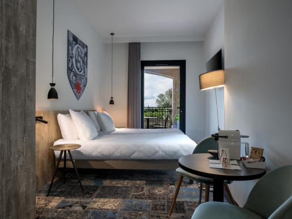 SOWELL HOTELS Les Chevaliers : photo 4 de la chambre chambre lits jumeaux de luxe avec vue sur le château