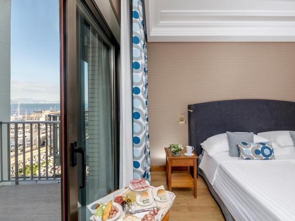 Hotel Royal Continental : photo 2 de la chambre chambre double ou lits jumeaux - vue partielle sur mer