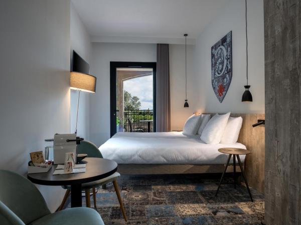 SOWELL HOTELS Les Chevaliers : photo 5 de la chambre chambre lits jumeaux de luxe avec vue sur le château