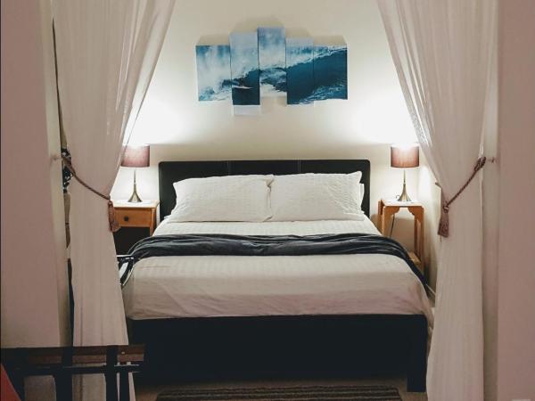 Kokomo INN Bed and Breakfast Ottawa-Gatineau's Only Tropical Riverfront B&B on the National Capital Cycling Pathway Route Verte #1 - for Adults Only - Chambre d'hôtes tropical aux berges des Outaouais BnB #17542O : photo 3 de la chambre suite lit queen-size – vue sur mer