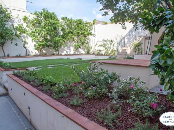 Il Giardino Dei Semplici : photo 9 de la chambre chambre lit king-size - vue sur jardin