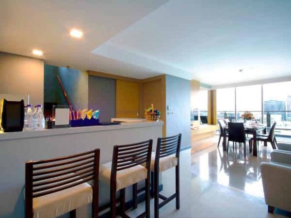 Sivatel Bangkok Hotel : photo 4 de la chambre grande suite royale en duplex butterfly pea avec 2 chambres