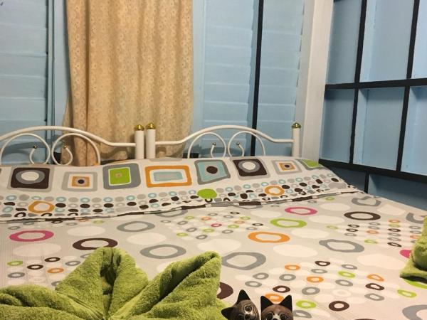 New Phiman Riverview Guesthouse : photo 1 de la chambre chambre lits jumeaux avec climatisation et salle de bains commune